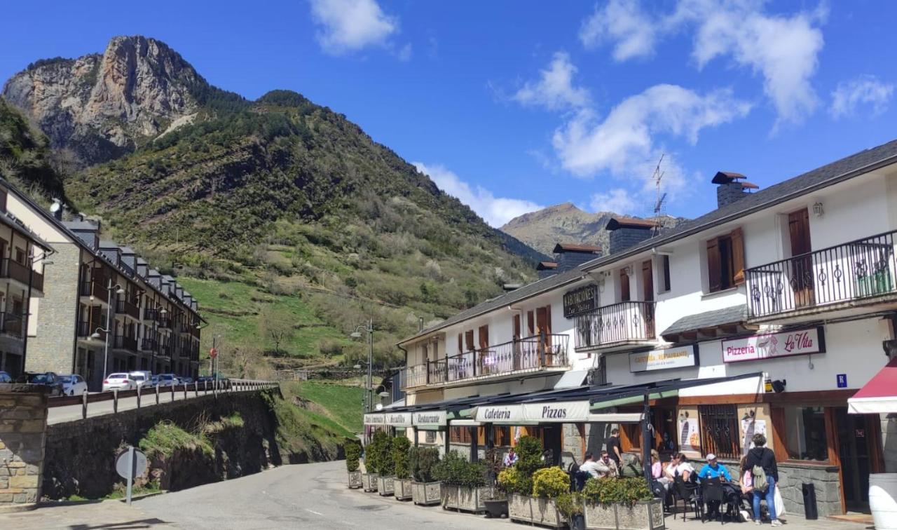 Hostal Los Valles Bielsa Exterior photo