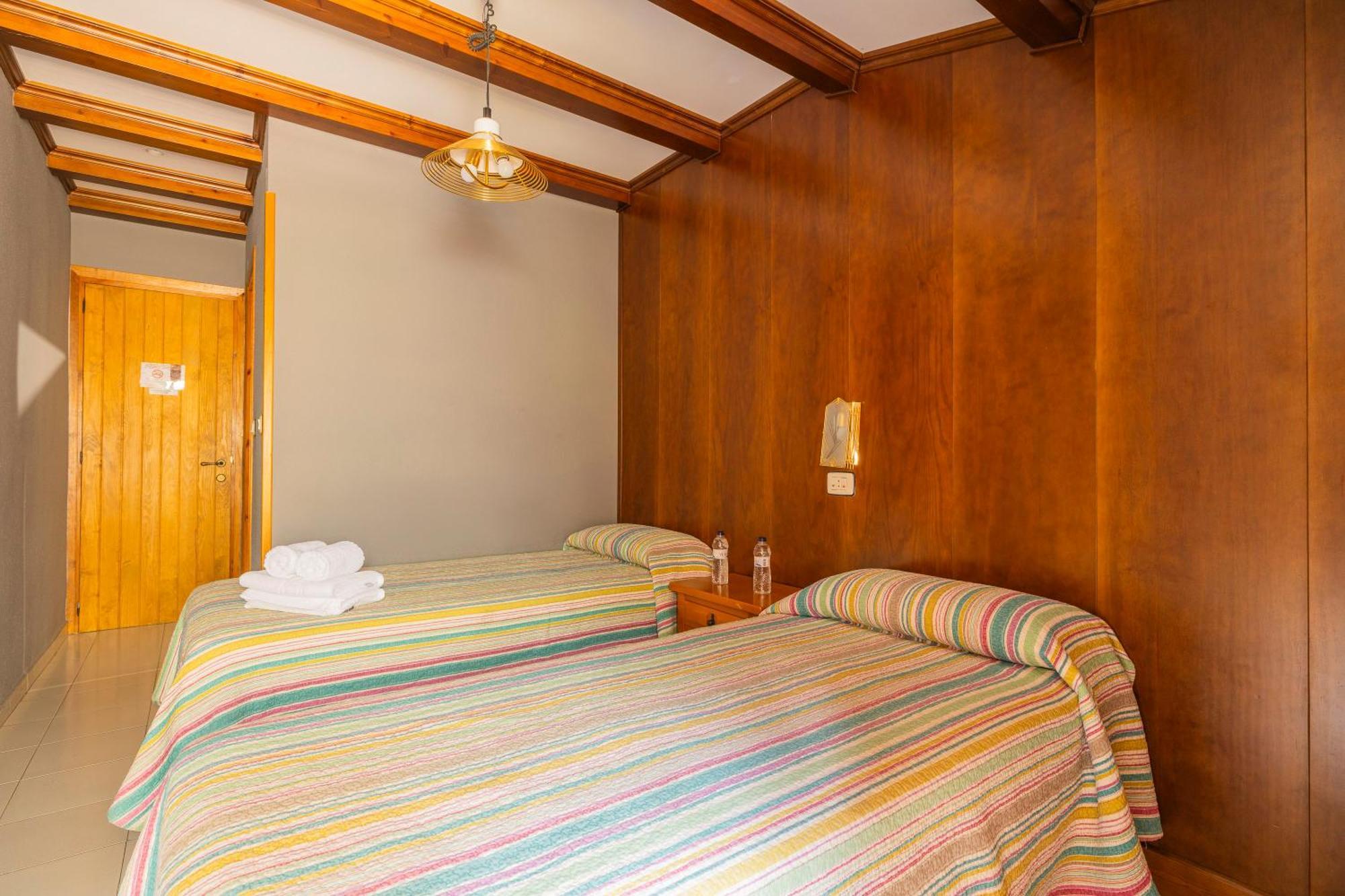 Hostal Los Valles Bielsa Exterior photo